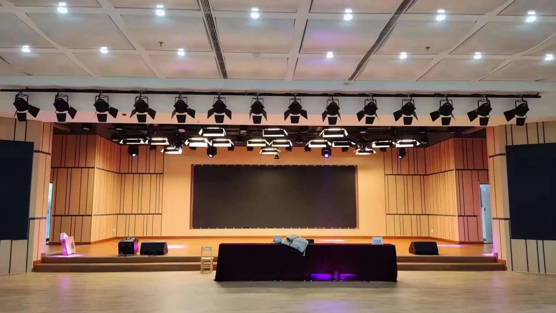 百乐博专业灯光音响扩声系统工程产品效劳于某学校礼堂！
